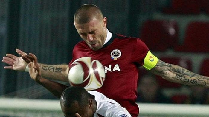 Sparťan Tomáš Řepka v souboji s fotbalistou Kluže Neiem
