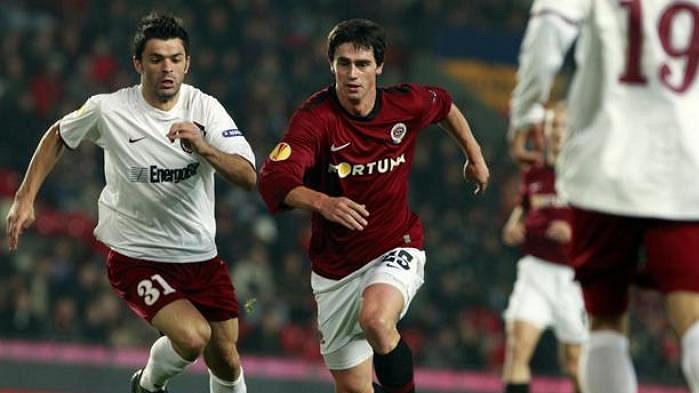 Sparťan Kamil Vacek v souboji s fotbalistou Kluže Danim