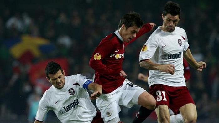 Sparťan Václav Kadlec v souboji s fotbalisty Kluže Danim a Caduem