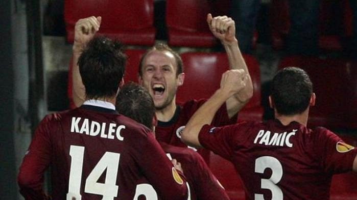 Fotbalista Sparty Roman Hubník se raduje z gólu v utkání proti Kluži.