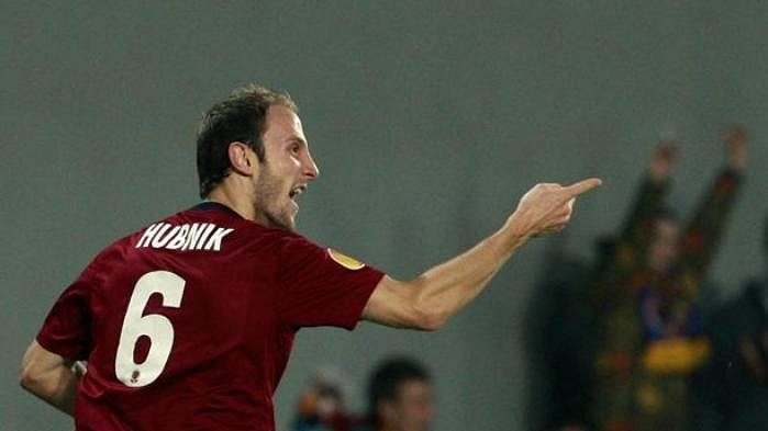 Fotbalista Sparty Roman Hubník se raduje z gólu v utkání proti Kluži.