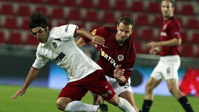 Fotbalista Sparty Kovba v souboji s Culiem z Kluže