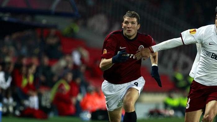 Fotbalista Sparty Prudnikov v souboji s Cabrerou z Kluže