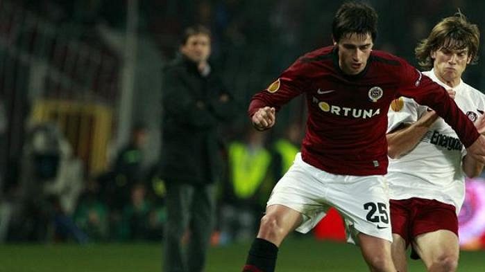 Fotbalista Sparty Vacek v souboji s Durbarbierem z Kluže