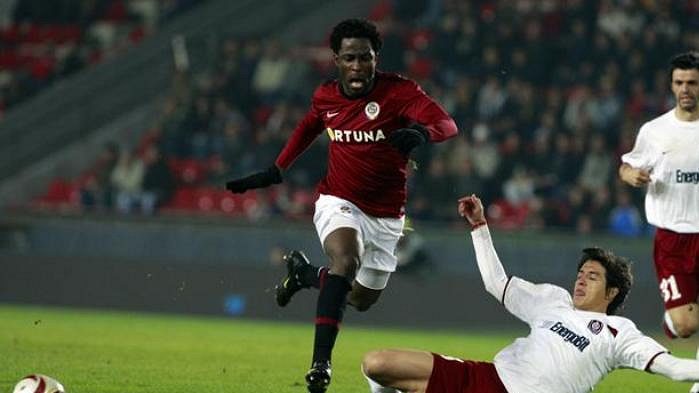 Fotbalista Sparty Wilfried v souboji s Peraltou z Kluže