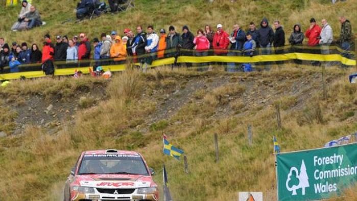 Martin Prokop s vozem Mitsubishi Lancer EVO IX na trati Britské rallye.