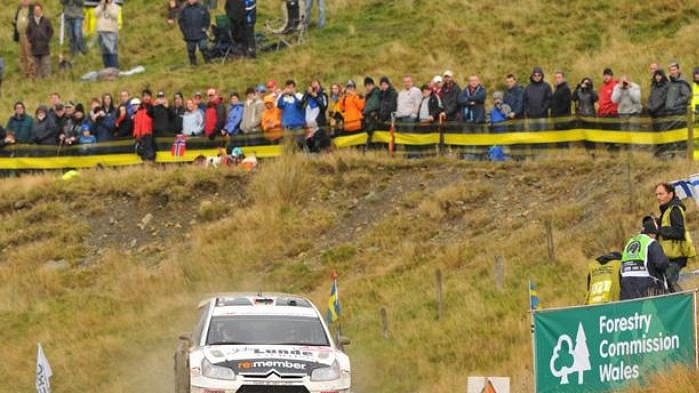 Petter Solberg s vozem Citroën C4 WRC na trati Britské rallye.