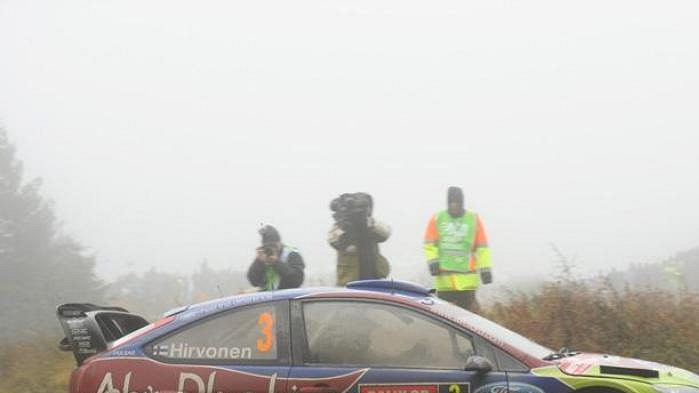 Mikko Hirvonen s vozem Ford Focus WRC na trati Britské rallye.