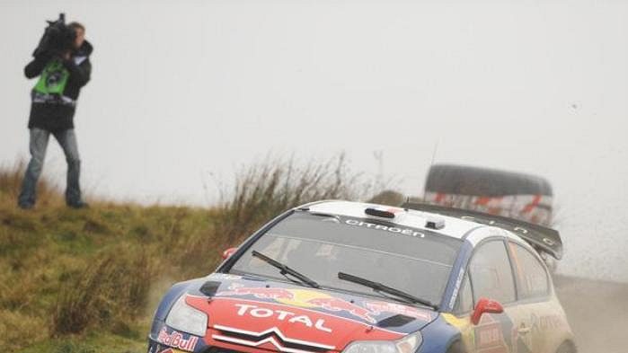 Sébastien Loeb s vozem Citroën C4 WRC na trati Britské rallye.