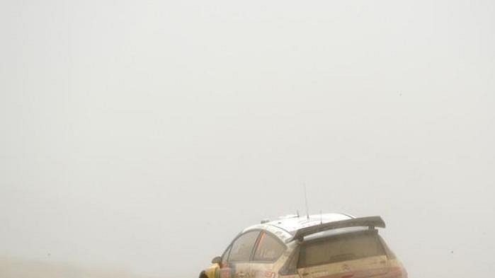 Sébastien Loeb s vozem Citroën C4 WRC na trati Britské rallye.