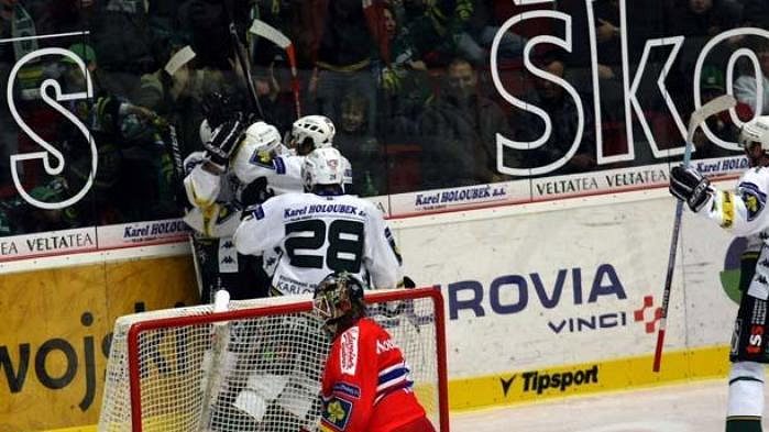 Hokejisté Karlových Varů oslavují gól v síti Českých Budějovic.