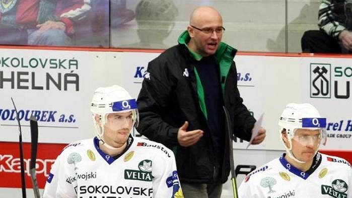 Trenér Pavel Hynek na lavičce Karlových Varů