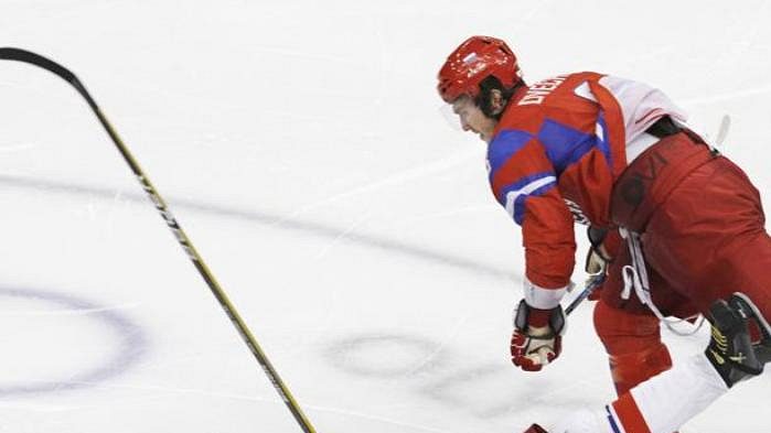 Jaromír Jágr po střetu s Alexandrem Ovečkinem (vpravo)