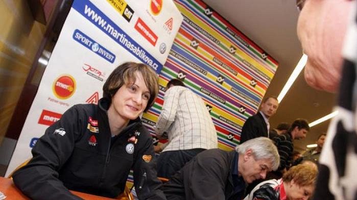 Rychlobruslařka Martina Sáblíková (vlevo) se podepisuje svým fanouškům.