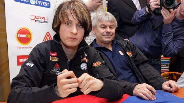 Rychlobruslařka Martina Sáblíková (vlevo) se podepisuje svým fanouškům. Vedle ní sedí její trenér Petr Novák.