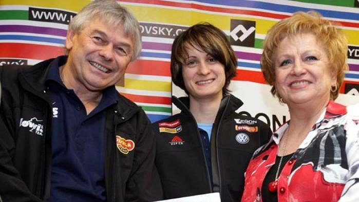 Křest knihy dvojnásobné olympijské vítězky. Zleva trenér Petr Novák, rychlobruslařka Martina Sáblíková a patronka Věra Čáslavská.