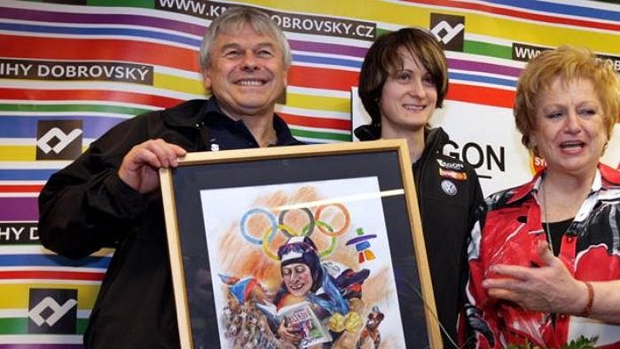 Křest knihy dvojnásobné olympijské vítězky. Zleva trenér Petr Novák, rychlobruslařka Martina Sáblíková a patronka Věra Čáslavská.
