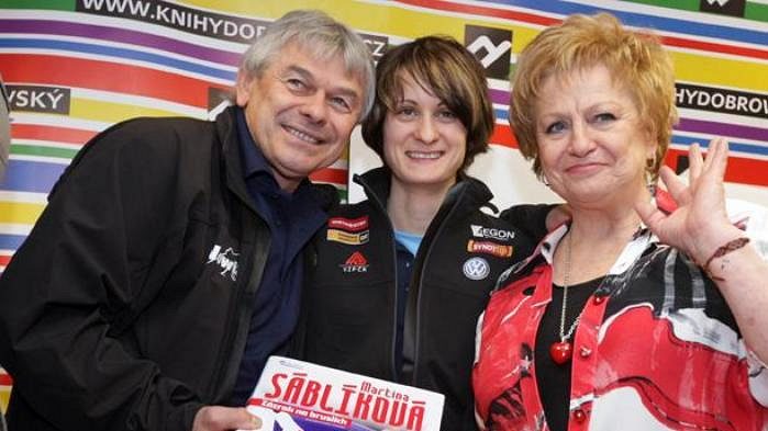 Křest knihy dvojnásobné olympijské vítězky. Zleva trenér Petr Novák, rychlobruslařka Martina Sáblíková a patronka Věra Čáslavská.