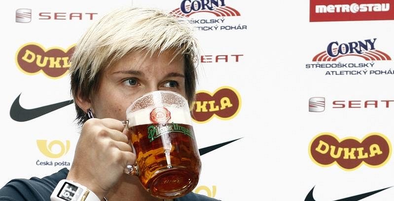Barbora Špotáková s pivem.