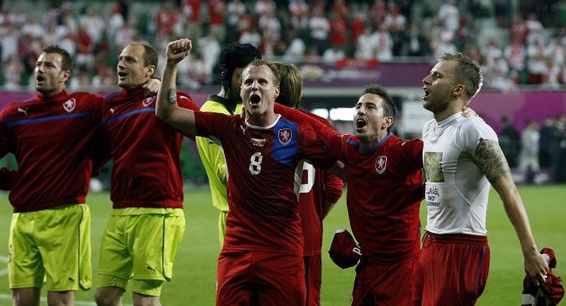 Čeští fotbalisté oslavují postup do čtvrtfinále.