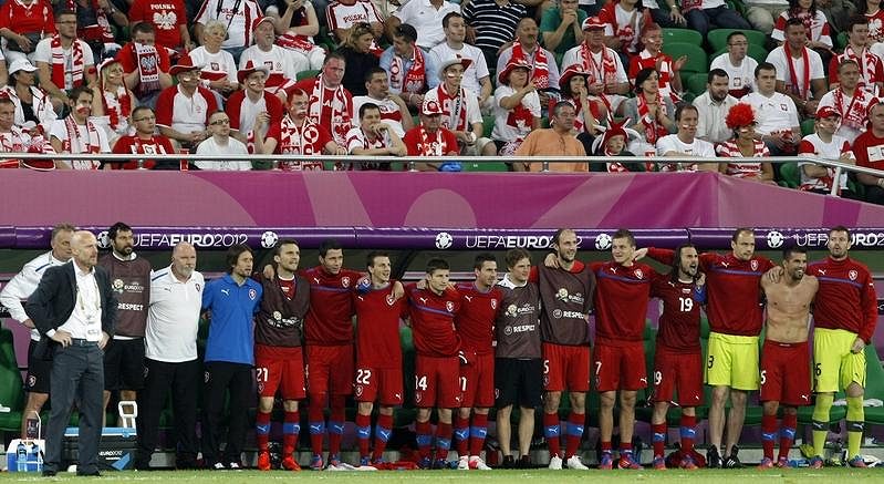 Česká střídačka sleduje poslední vteřiny zápasu s Polskem.
