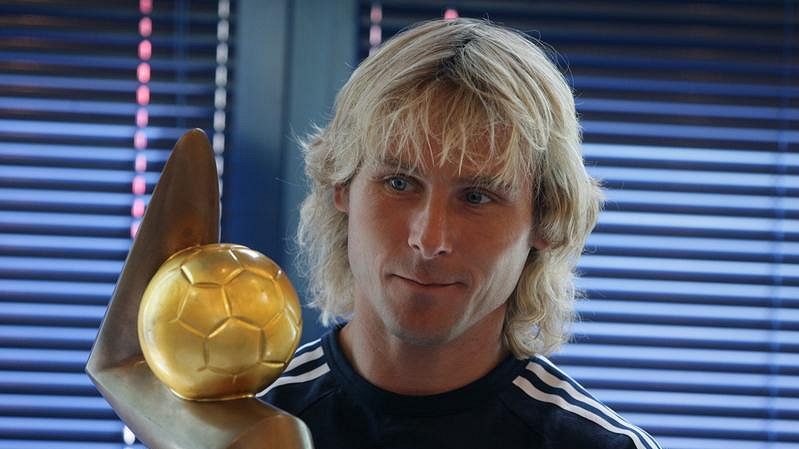 Pavel Nedvěd s trofejí Zlatý míč