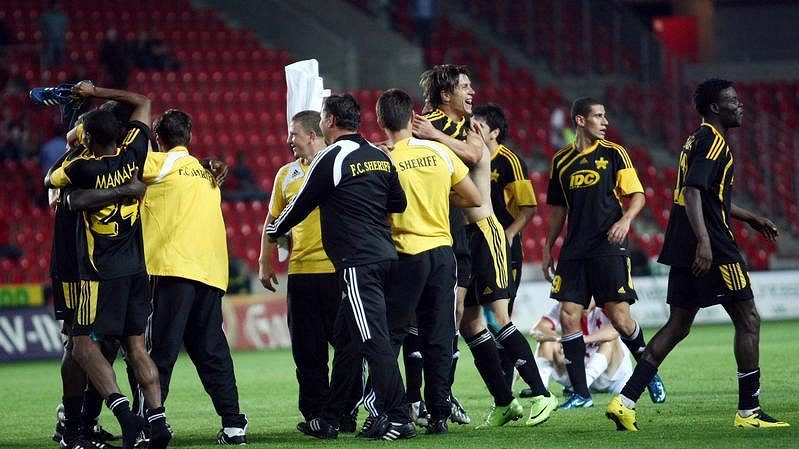 Radost fotbalistů Šeriffu Tiraspol po remíze se Slavií a postupu do 4. předkola Ligy mistrů.