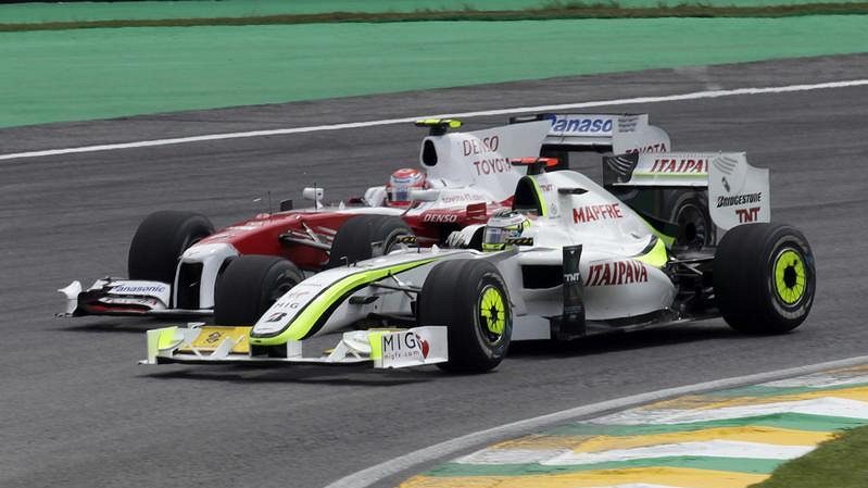 Jenson Button před Japoncem Kobajašim během VC Brazílie
