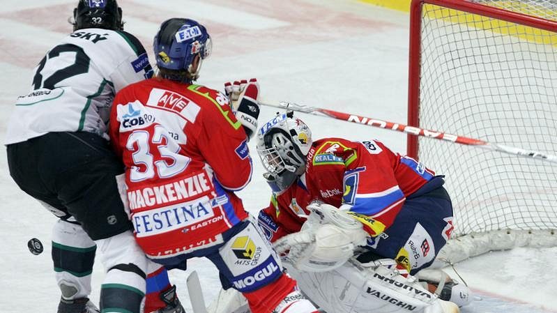 Aaron MacKenzie brání před brankou Pardubic Bahenského z Mladé Boleslavi 