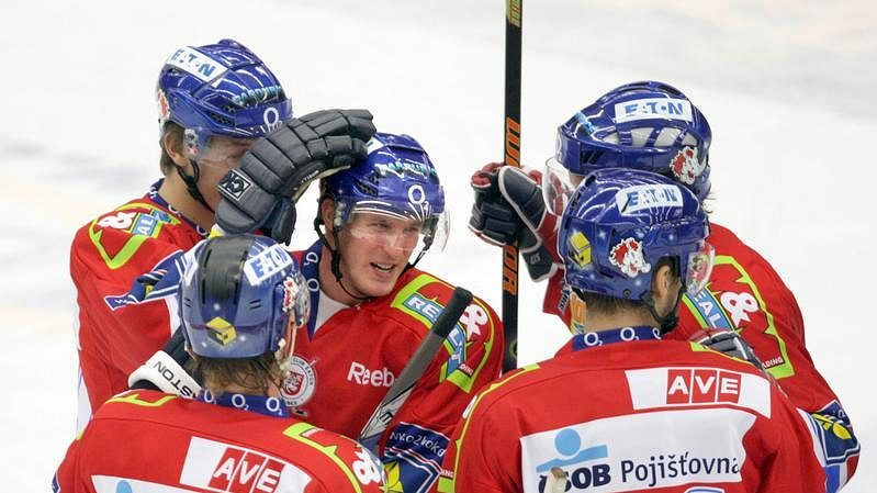 Michal Klejna (uprostřed) oslavuje gól Pardubic