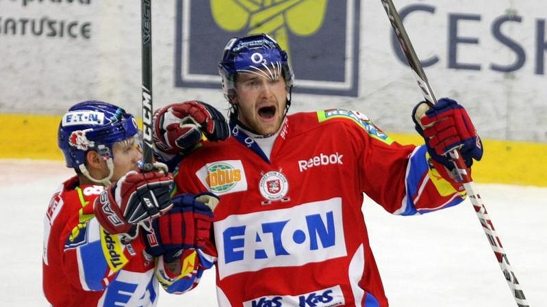 Jiří Cetkovský (vpravo) oslavuje gól v dresu Pardubic