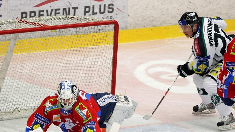 Brankář Pardubic Martin Růžička zasahuje před Virkkunenem z Mladé Boleslavi