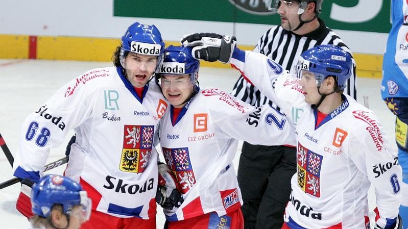 Jaromír Jágr (vlevo) se raduje s Jiřím Hudlerem z branky proti Finsku.