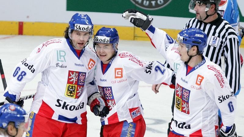 Jaromír Jágr (vlevo) se raduje s Jiřím Hudlerem z branky do finské sítě.