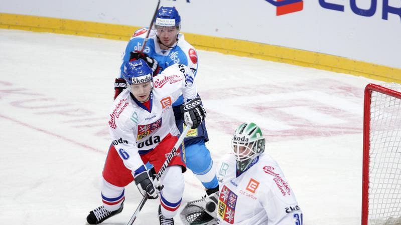 Brankář Marek Schwarz kryje puk v utkání proti Finsku.