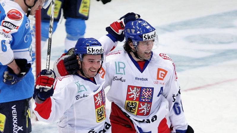 Petr Čajánek (vpravo) se raduje s Jaromírem Jágrem z vítězného gólu proti Finsku.