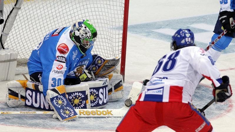 Jaromír Jágr před finským gólmanem Tarkkim