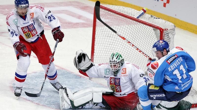 Brankář Marek Schwarz kryje dorážku Fina Koivista.