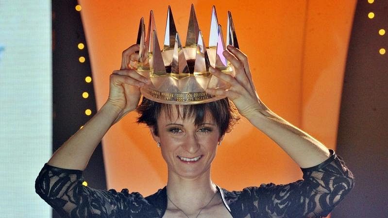 Rychlobruslařka Martina Sáblíková s korunou pro královnu českého sportu.