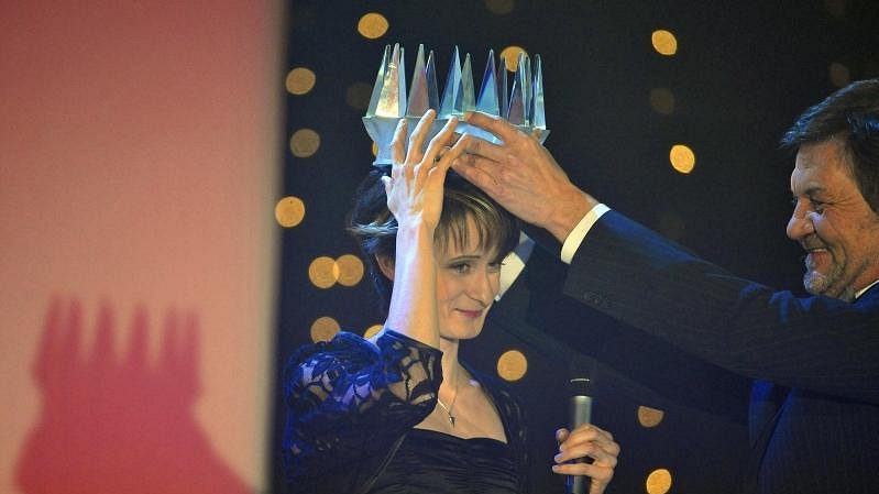 Vítězka Martina Sáblíková přebírá korunu od šéfa sportovních novinářů Zdeňka Pavlise.