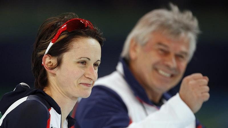 Martina Sáblíková se svým trenérem Petrem Novákem po zisku zlaté olympijské medaile
