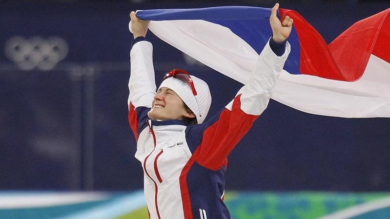 Martina Sáblíková se na OH raduje ze zisku zlaté medaile ze závodu na 3000 metrů