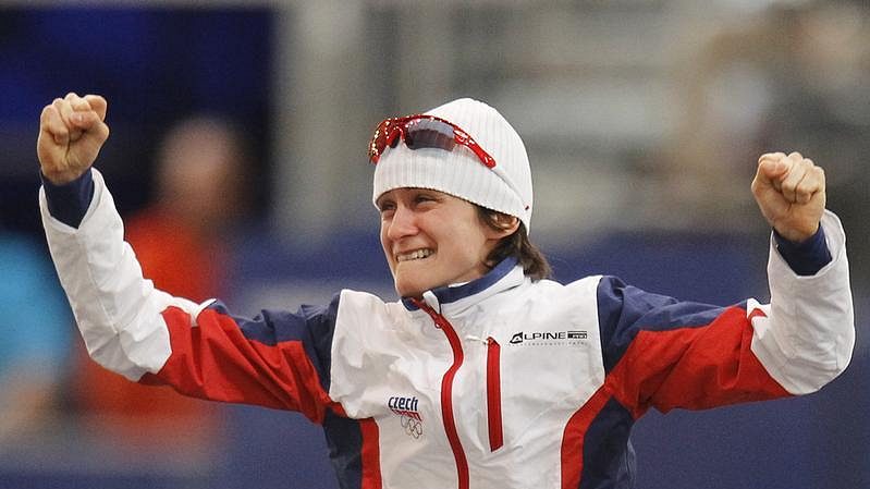 Martina Sáblíková se na OH raduje ze zisku zlaté medaile ze závodu na 3000 metrů