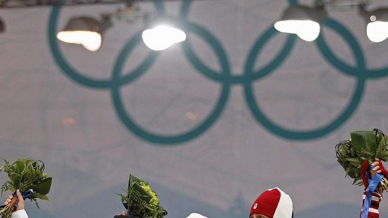 Bronzová Kanaďanka Kristina Grovesová (vpravo), stříbrná Němka Stephanie Beckertová (vlevo) a zlatá Martina Sáblíková