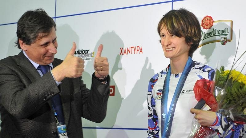 Premiér Jan Fischer gratuluje Martině Sáblíkové v českém olympijském domě ve Vancouveru. 