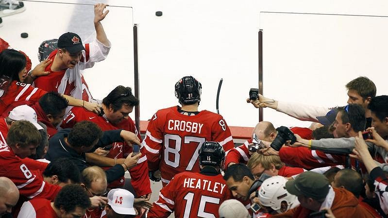 Sidney Crosby a Dany Heatley v obležení kanadských fanoušků