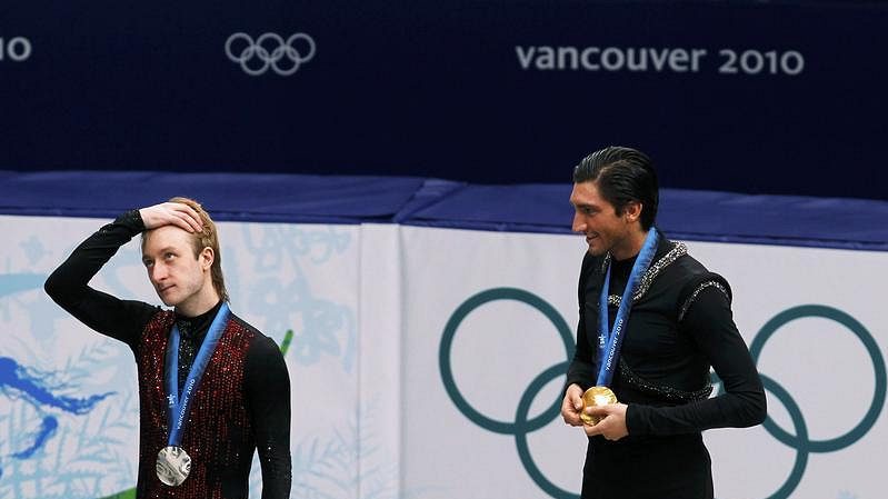 Jevgenij Pljuščenko (vlevo) a zlatý Evan Lysacek 