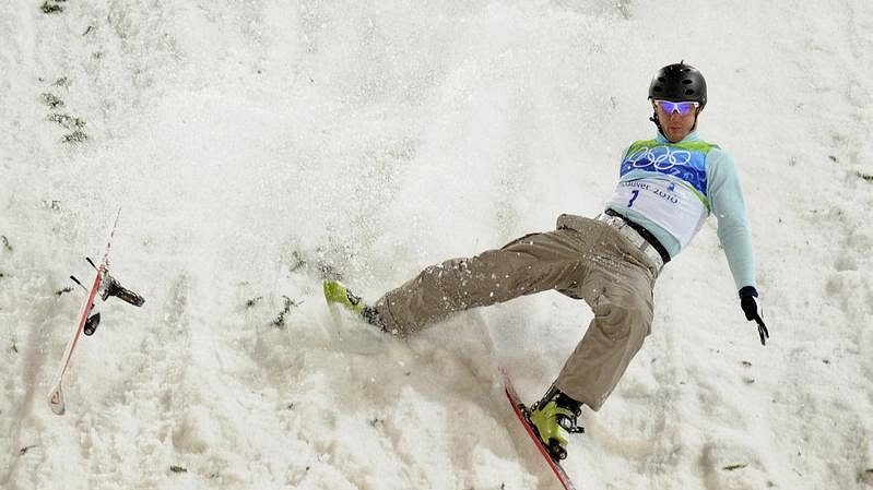 Běloruský akrobatický lyžař Anton Kušnír v kvalifikaci na olympijských hrách ve Vancouveru