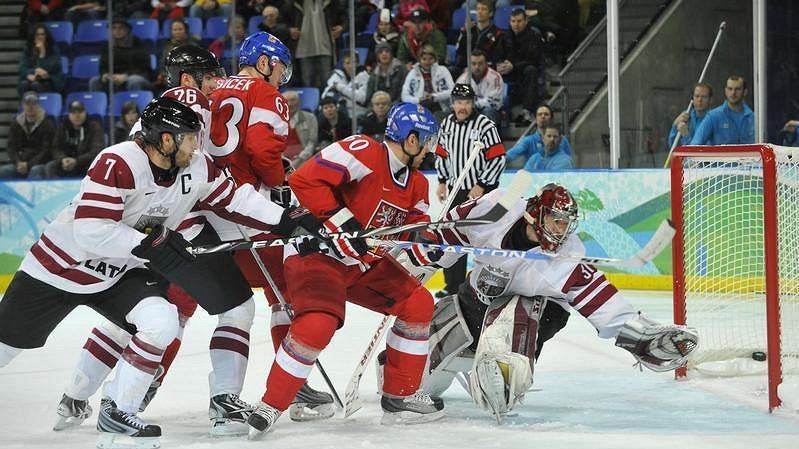 Tomáš Rolinek (druhý zprava) střílí gól do lotyšské sítě v osmifinále olympijského turnaje ve Vancouveru.