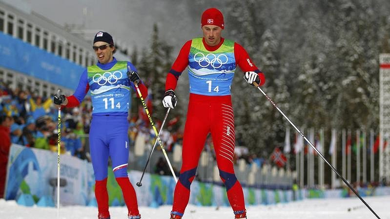 Nor Petter Northug (vpravo) byl cíli o půlvtěřiny dřív než Martin Koukal 